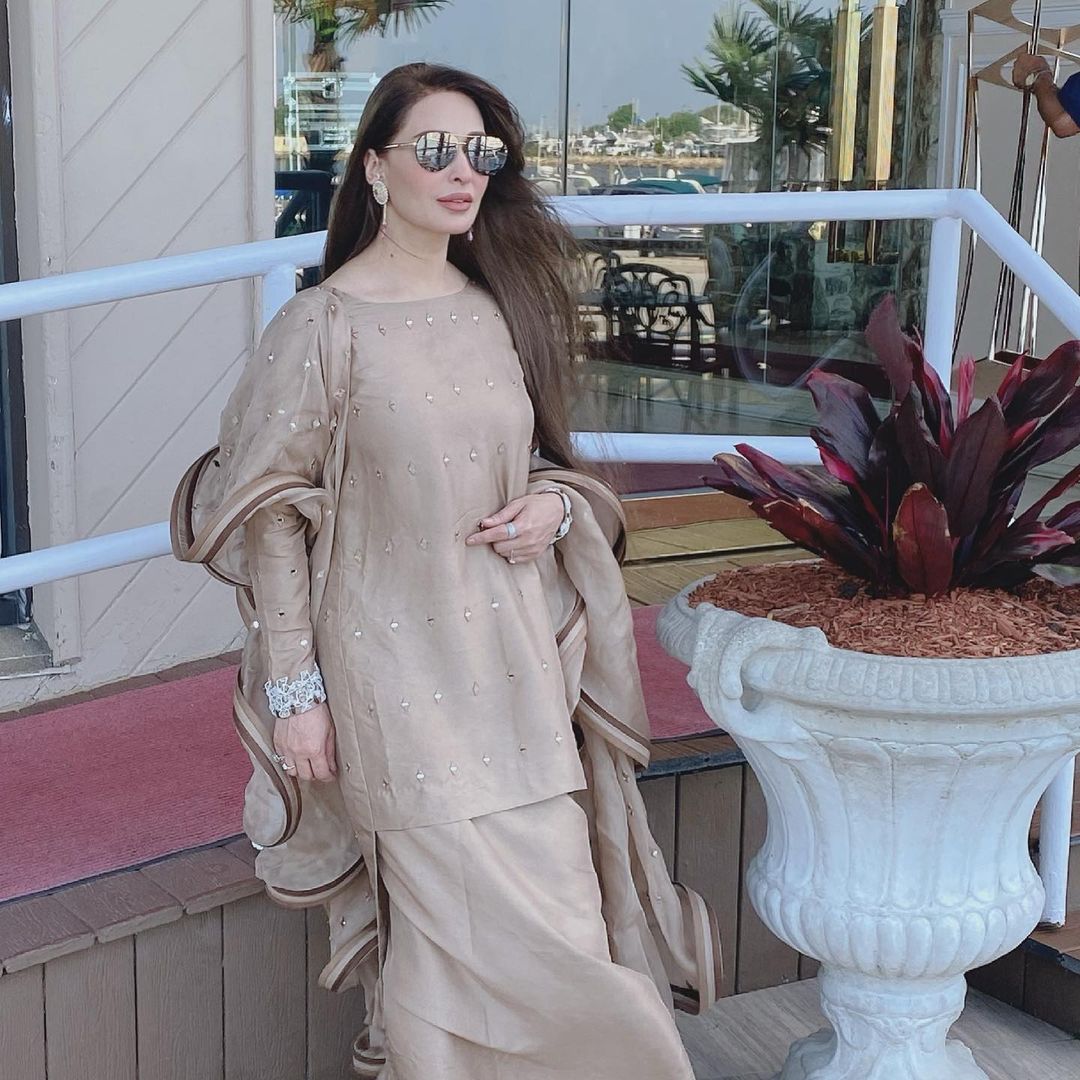 Beautiful Latest Pictures of Reema Khan with her Husband