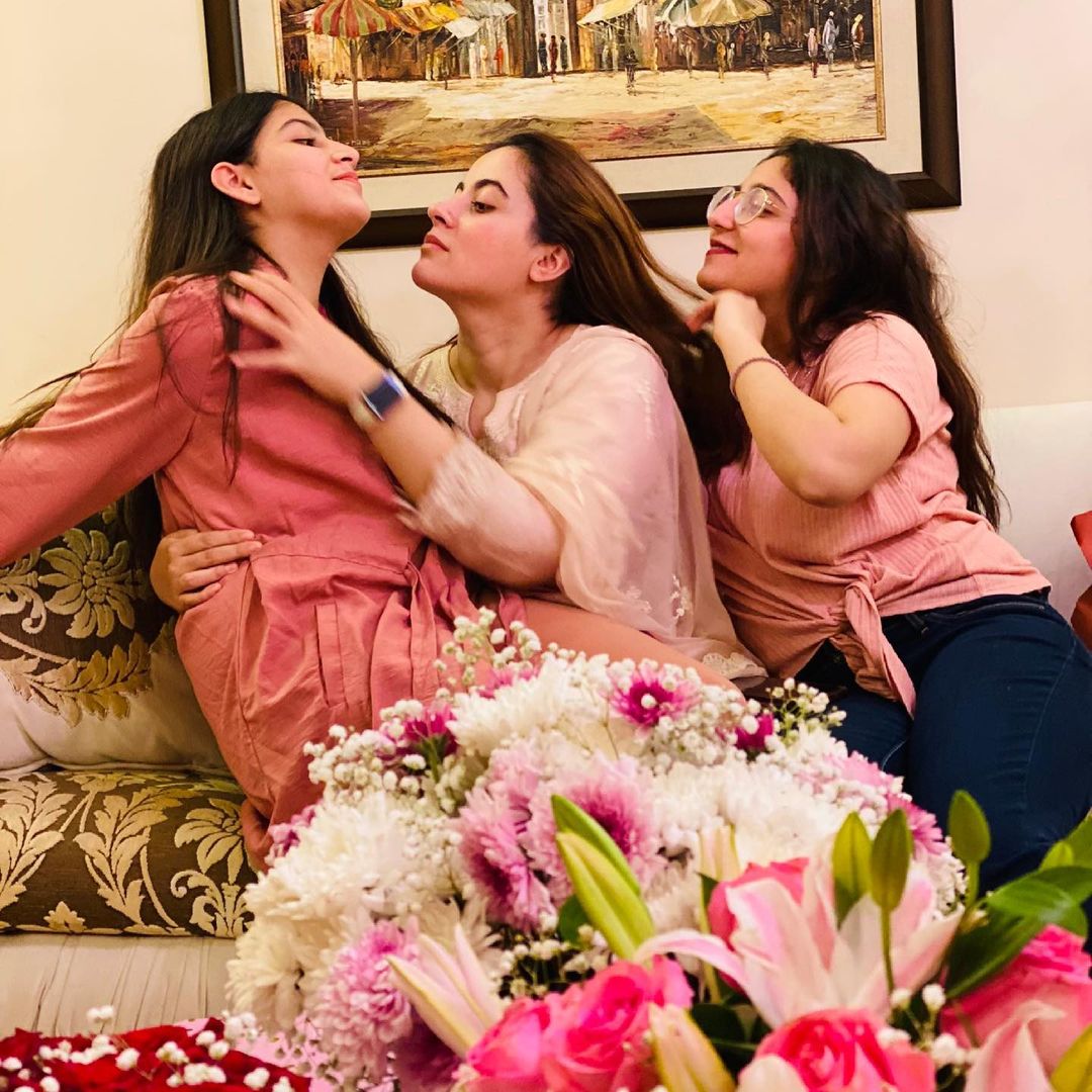 Shagufta Ejaz Adorable Pictures With Her Daughters Reviewit Pk