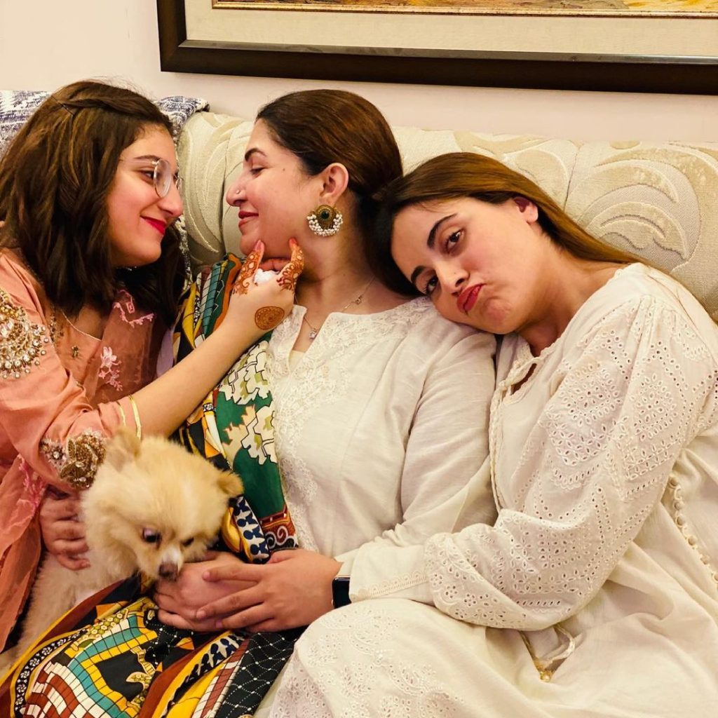 Shagufta Ejaz Adorable Pictures With Her Daughters