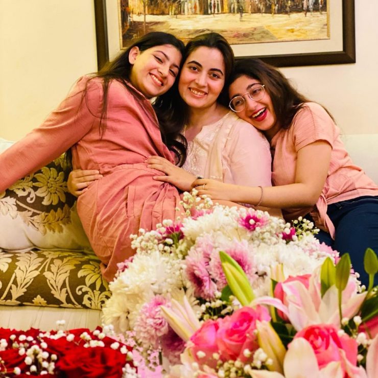 Shagufta Ejaz Adorable Pictures With Her Daughters Reviewit Pk