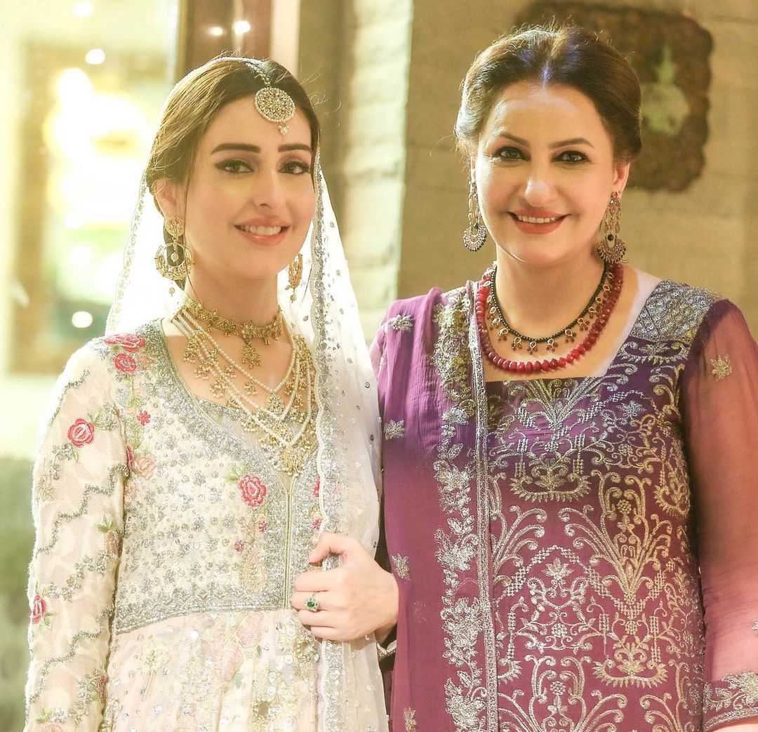 Sidra Niazi Beautiful Bridal Pictures From Drama Qayamat | Reviewit.pk