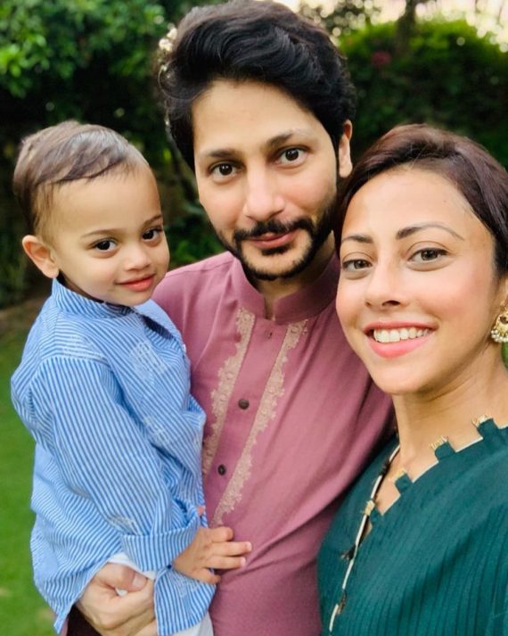 Latest Family Pictures Of Ainy Jaffri Rahman | Reviewit.pk