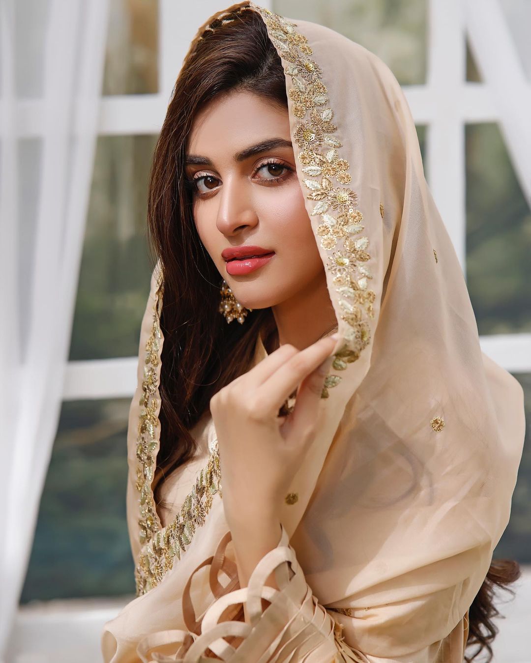 Anmol Baloch Stuns In Her Latest Fashion Shoot | Reviewit.pk