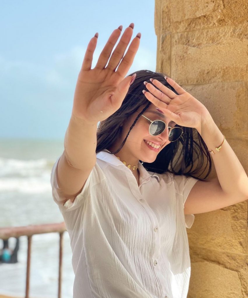 Ayeza Khan Spending Time With Children At Beach