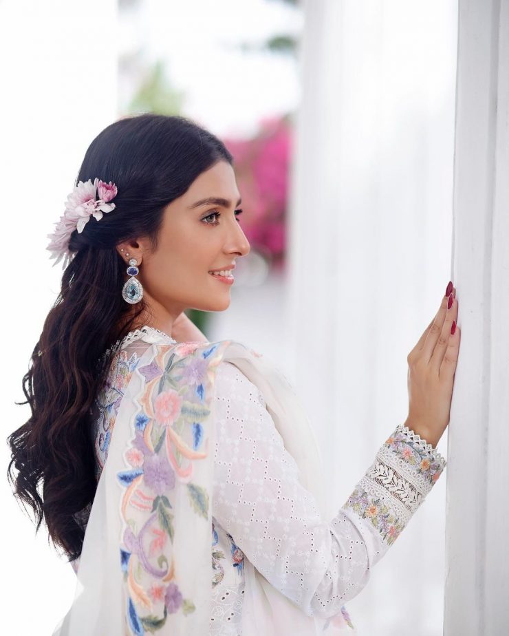 Ayeza Khan Looks All Glowy In A Gorgeous White Outfit | Reviewit.pk