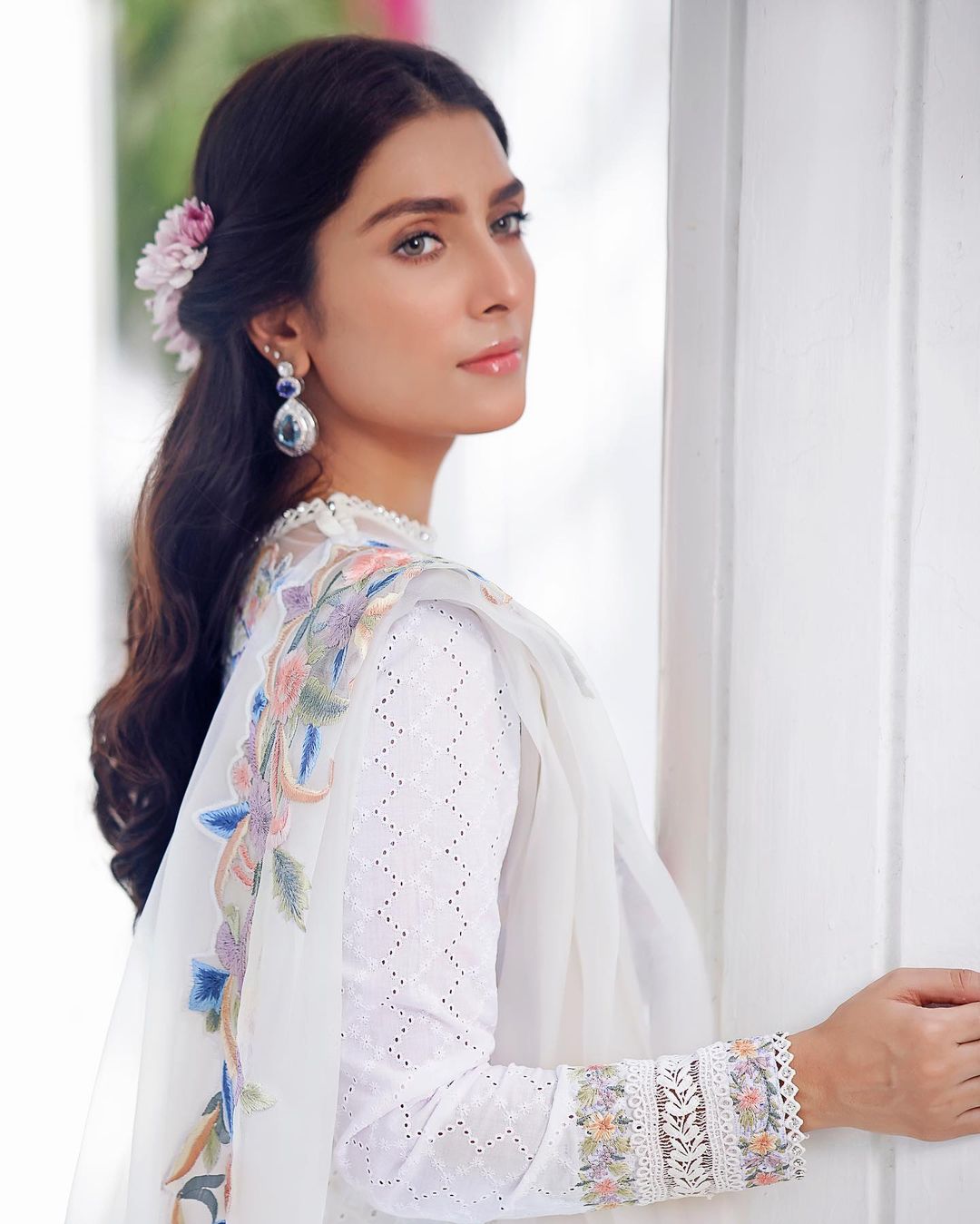 Ayeza Khan Looks All Glowy In A Gorgeous White Outfit | Reviewit.pk