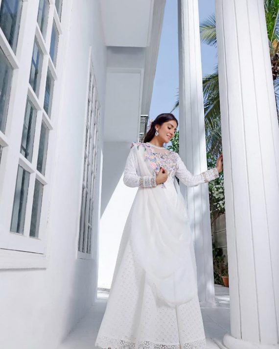 Ayeza Khan Looks All Glowy In A Gorgeous White Outfit | Reviewit.pk