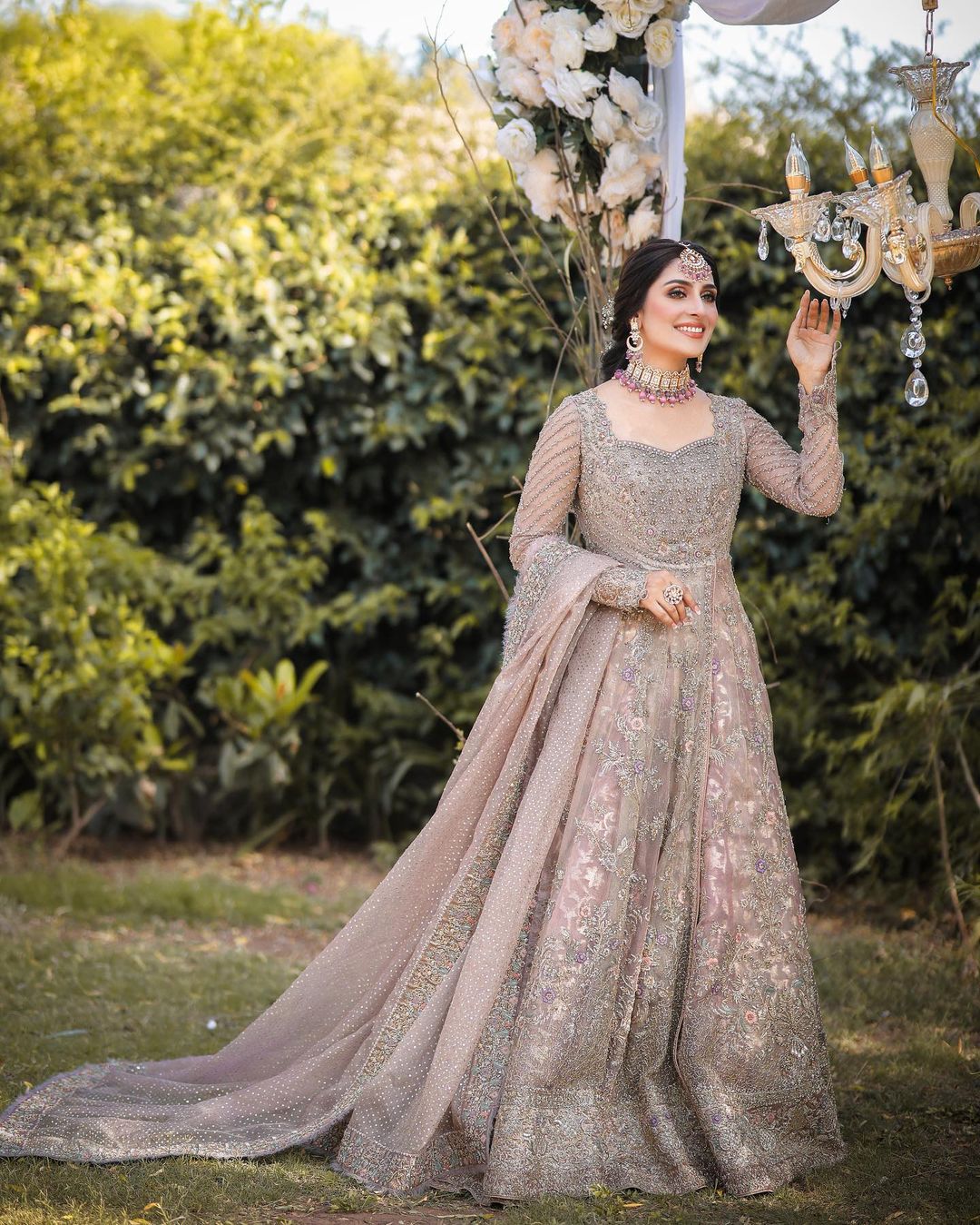 Ayeza Khan Dazzles As A Traditional Bride In Her Latest Photoshoot ...