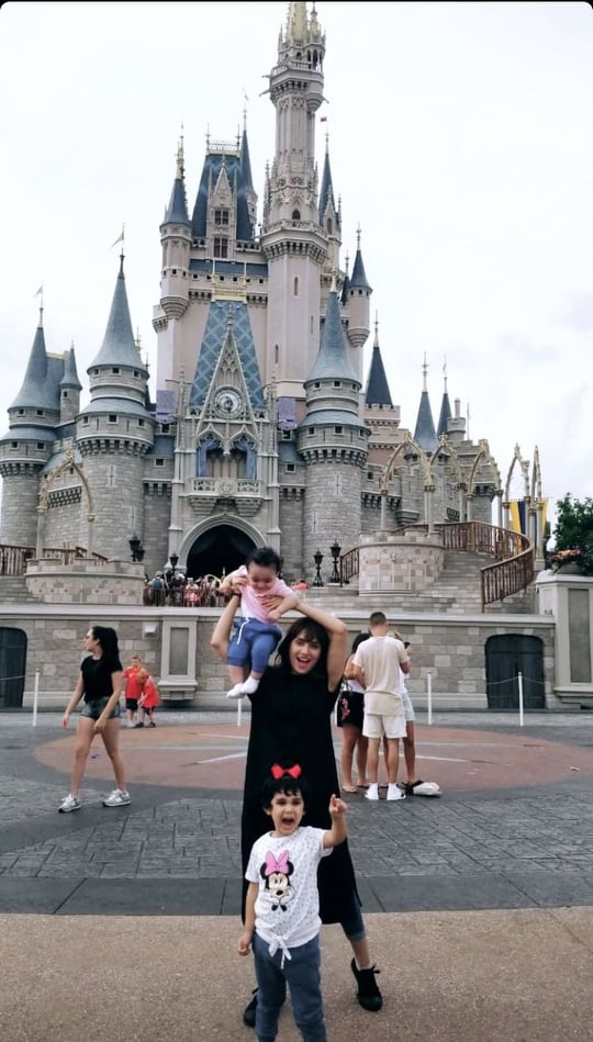 Ayeza Khan Shares Throwback Pictures From Family Trip To USA