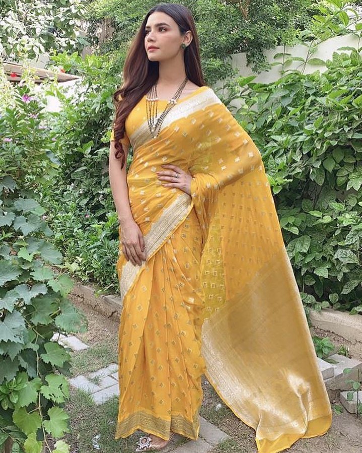 Kiran Haq Elegant Looks From Drama Fitoor - BTS Pictures