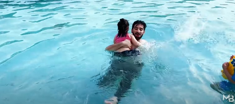 Muneeb Butt Having Fun Time With Family At The Pool