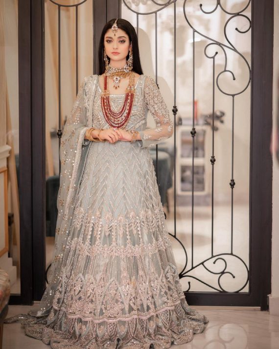 Noor Zafar Khan Looked Ethereal In The Latest Bridal Shoot | Reviewit.pk