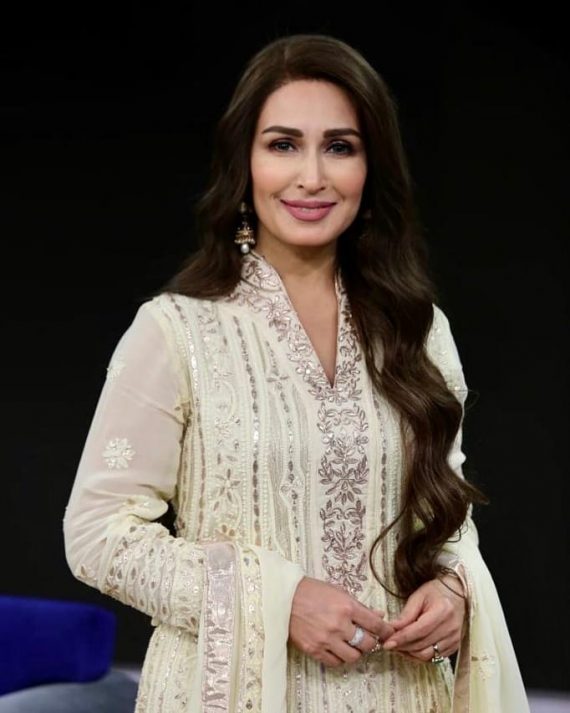 Reema Khan Shares An Adorable Video With Her Husband | Reviewit.pk