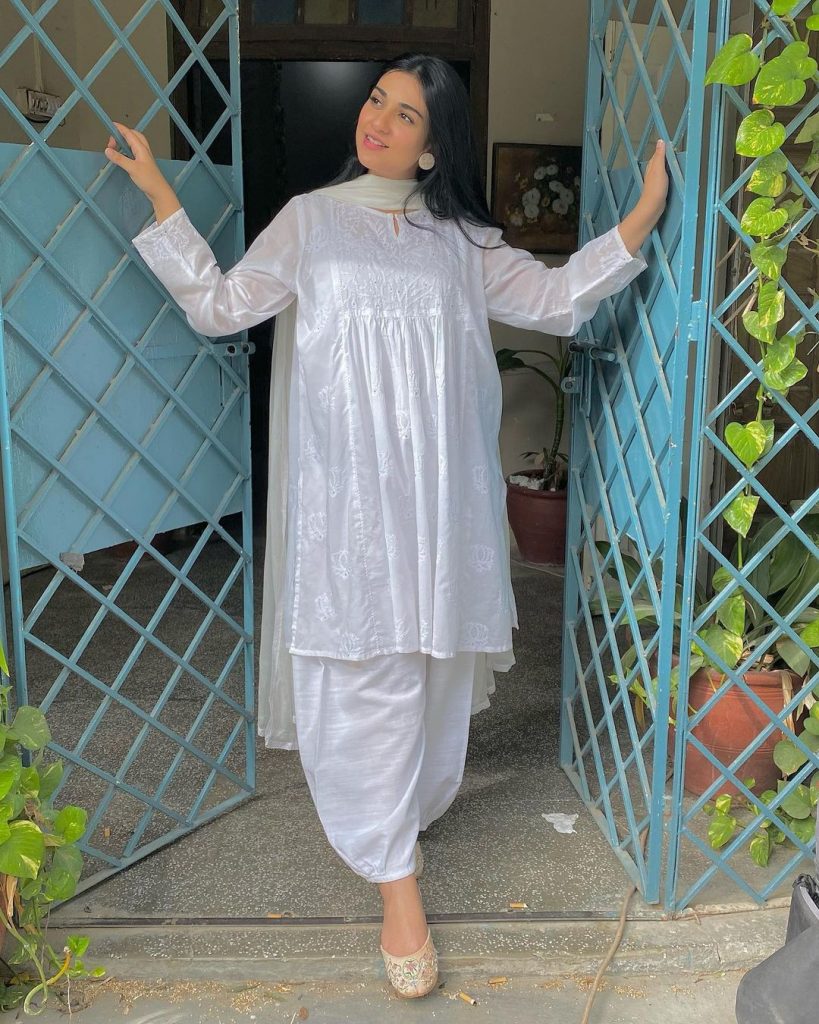 Mommy-To-Be Sarah Khan Glowing In Summer Outfits - Pictures