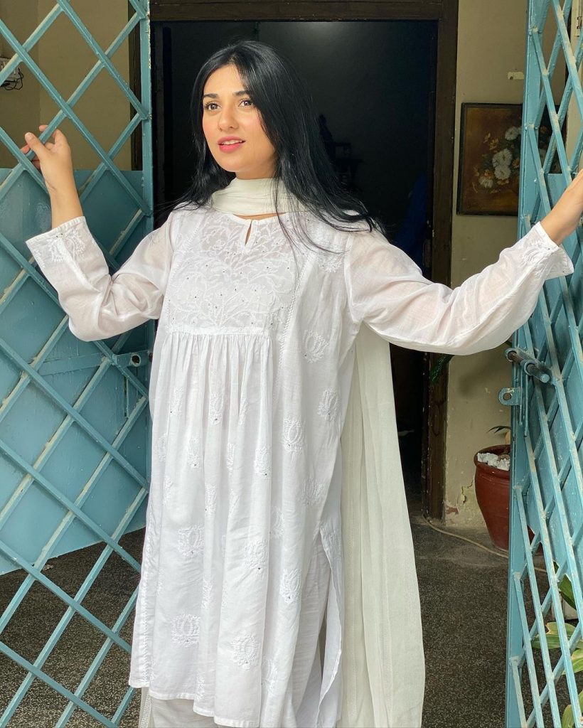 Mommy-To-Be Sarah Khan Glowing In Summer Outfits - Pictures