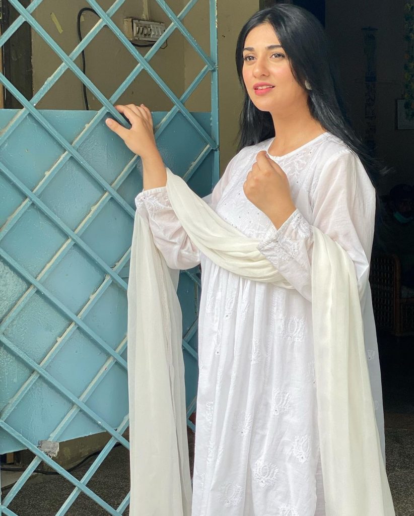 Mommy-To-Be Sarah Khan Glowing In Summer Outfits - Pictures