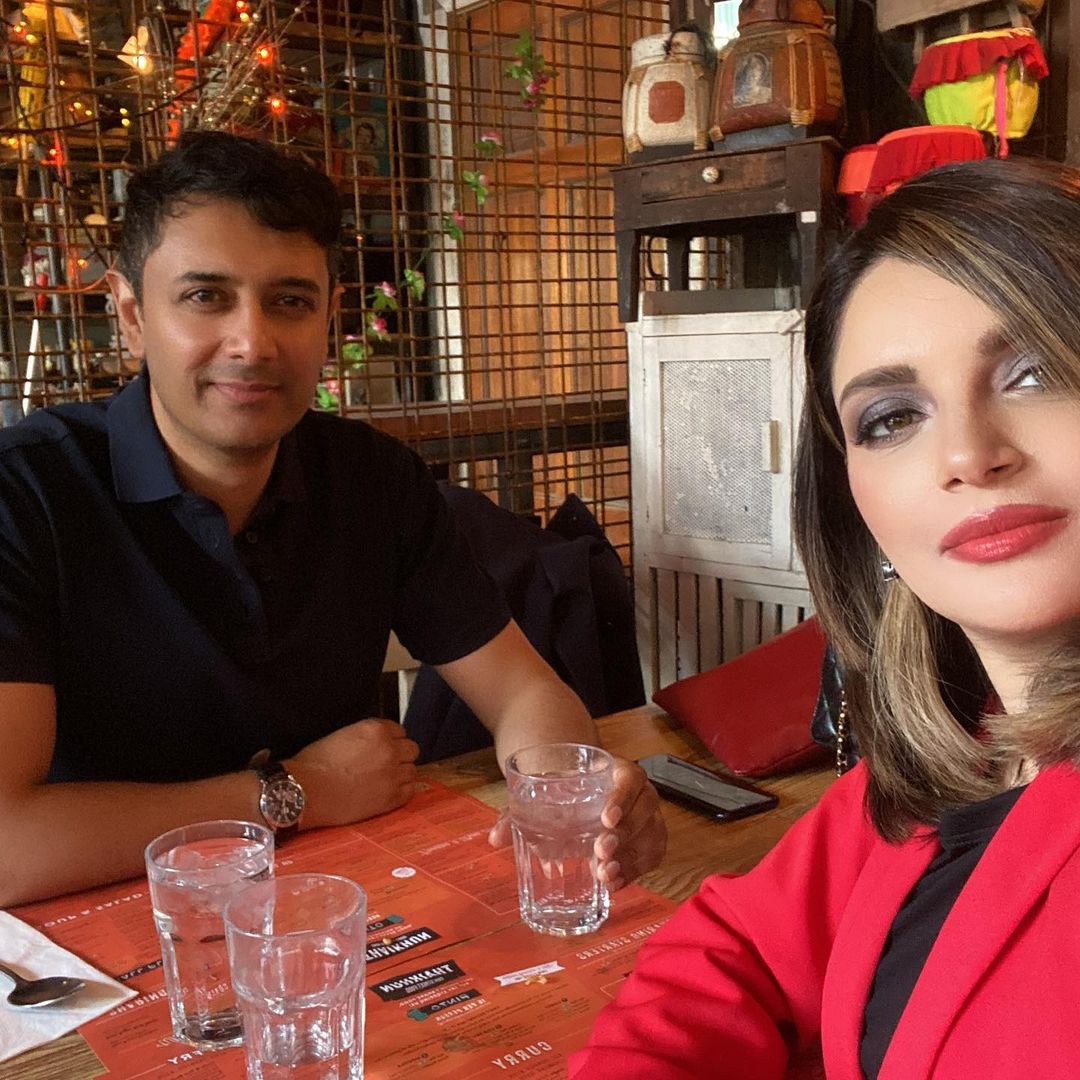 Latest Adorable Pictures of Armeena Khan with her Husband