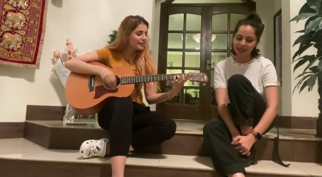 Nimra Khan And Momina Mustehsan Singing Famous Bollywood Song