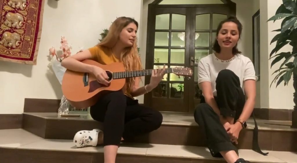 Nimra Khan And Momina Mustehsan Singing Famous Bollywood Song