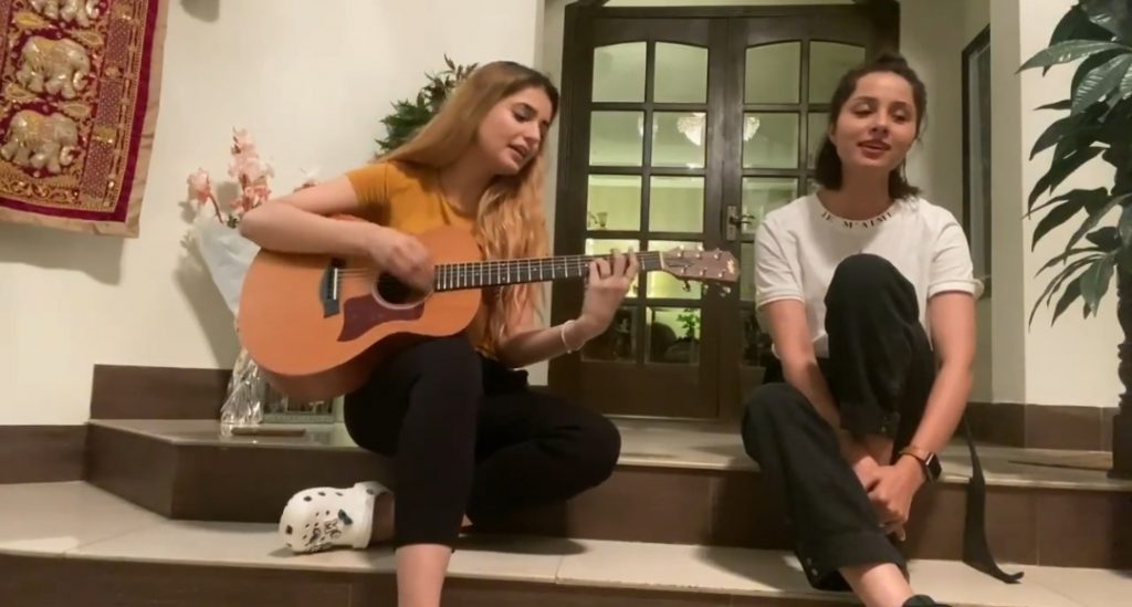 Nimra Khan And Momina Mustehsan Singing Famous Bollywood Song