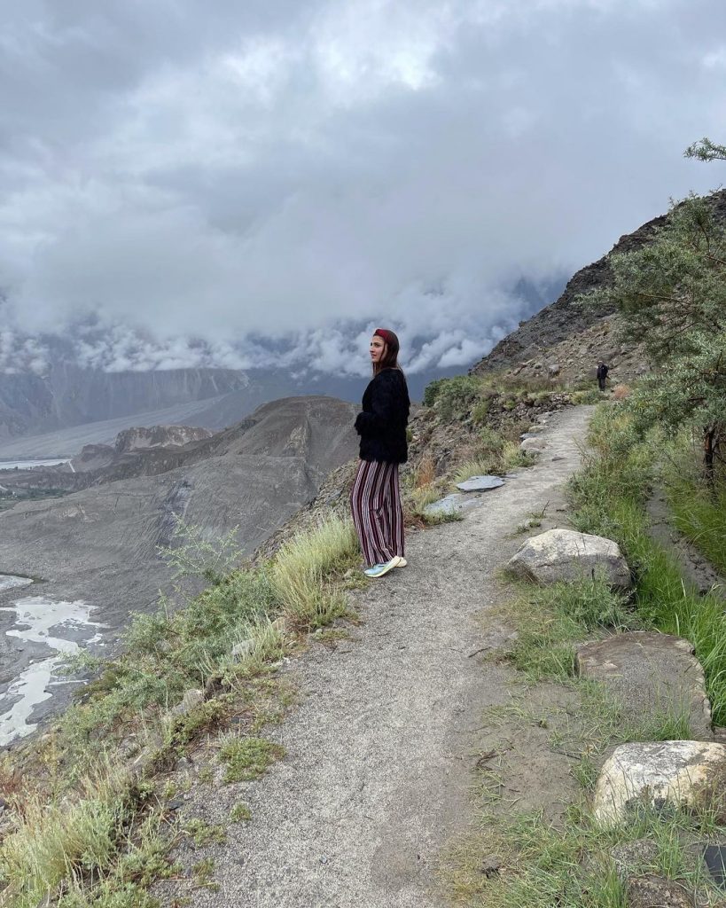 Natasha Hussain Pictures With Daughters From Hunza Valley