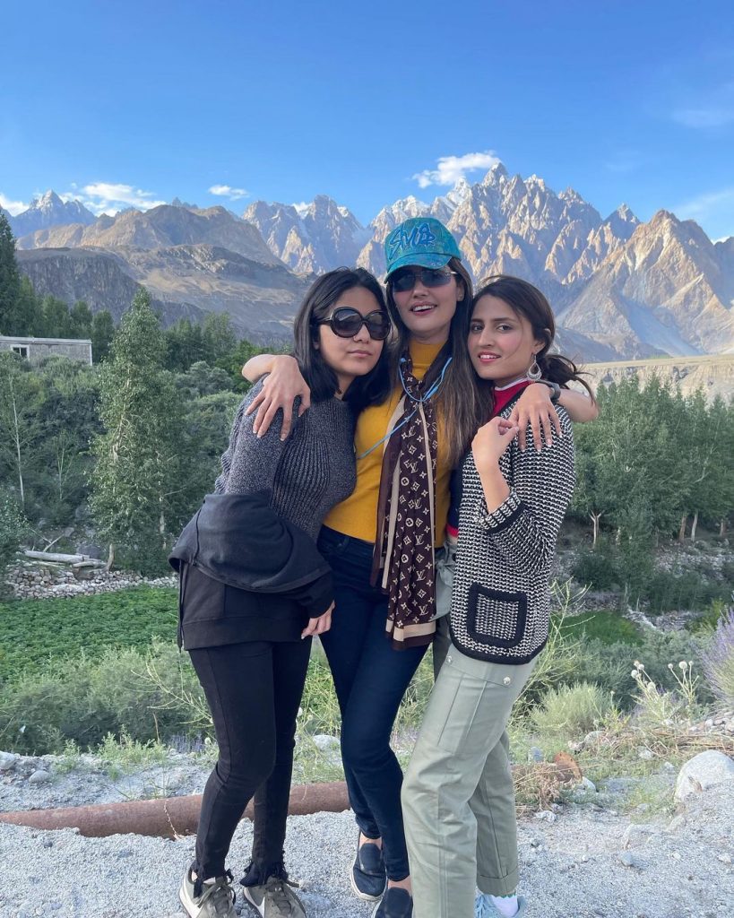 Natasha Hussain Pictures With Daughters From Hunza Valley