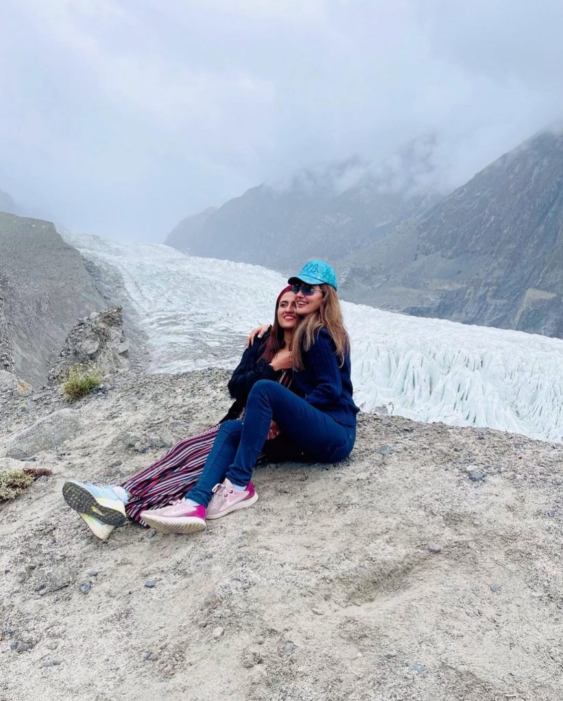 Natasha Hussain Pictures With Daughters From Hunza Valley