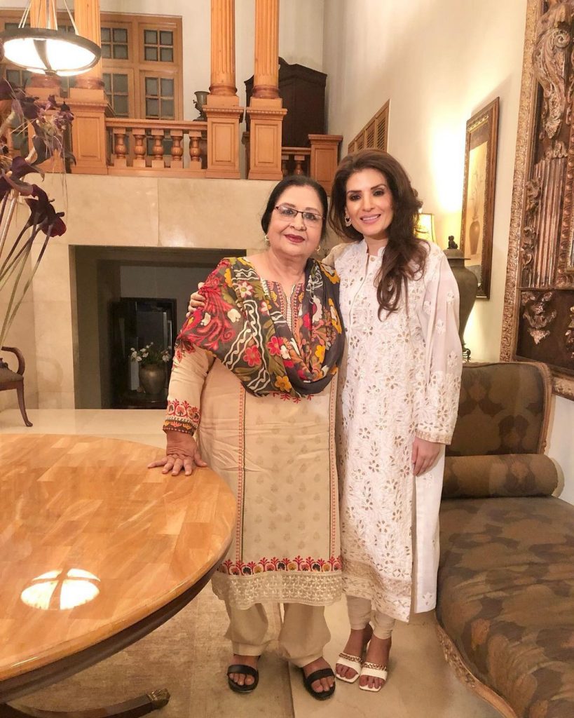 Resham Hosted Dinner For Friends - Pictures