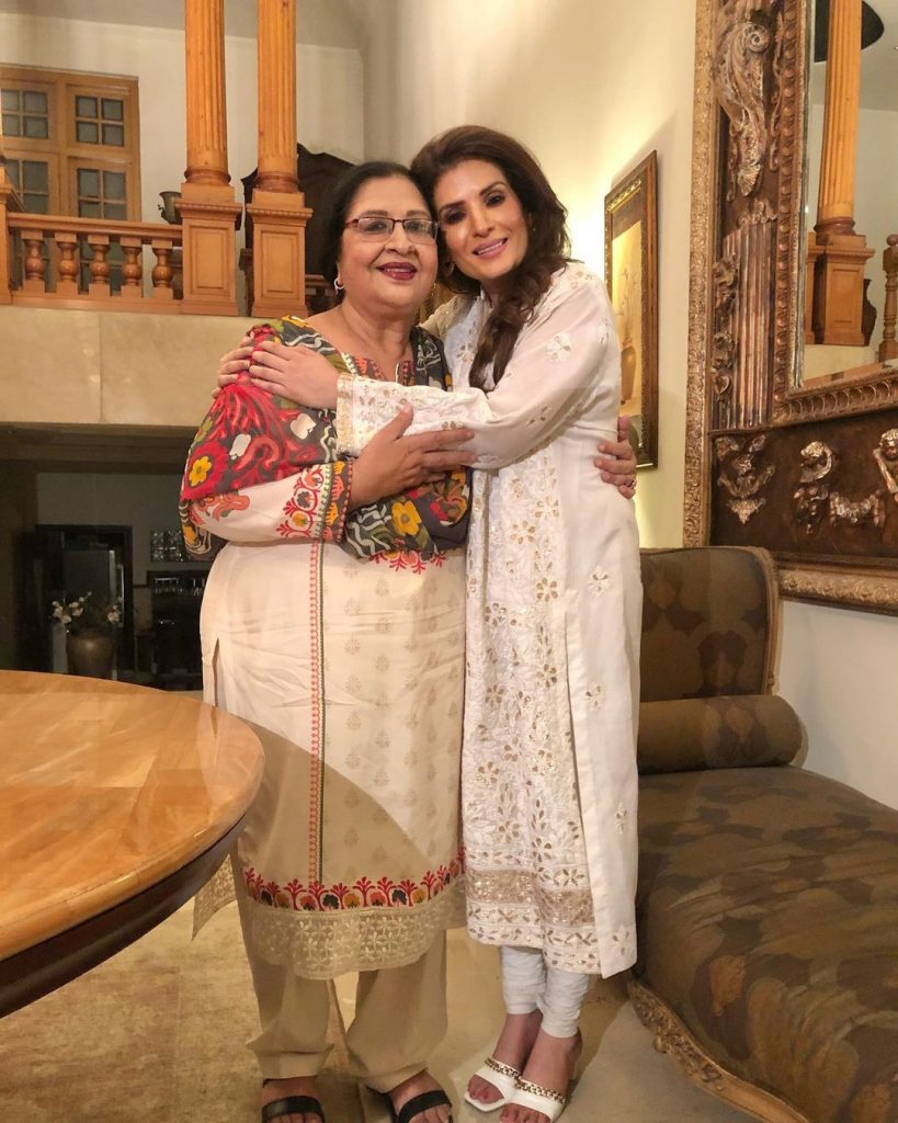 Resham Hosted Dinner For Friends - Pictures