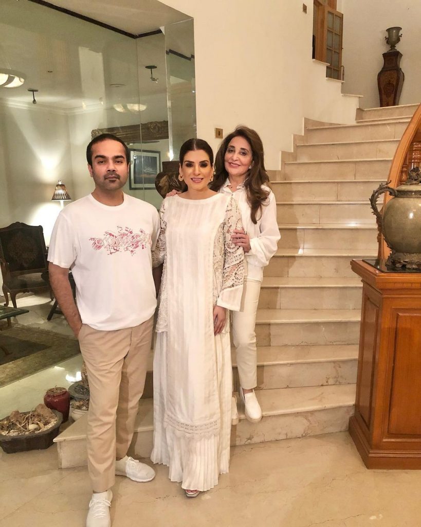 Resham Hosted Dinner For Friends - Pictures