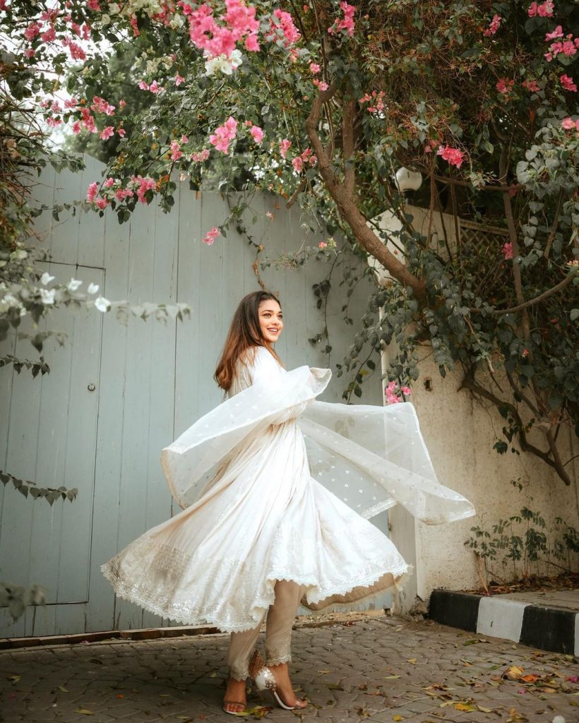 Adorable Eid Portraits Of Sanam Jung With Her Daughter