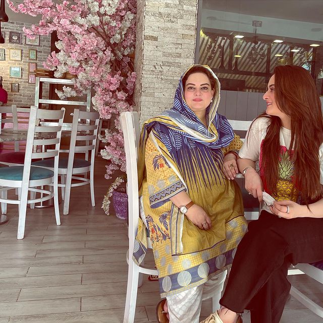 Aiman And Minal Khan Posted Adorable Wishes On Their Mother's Birthday