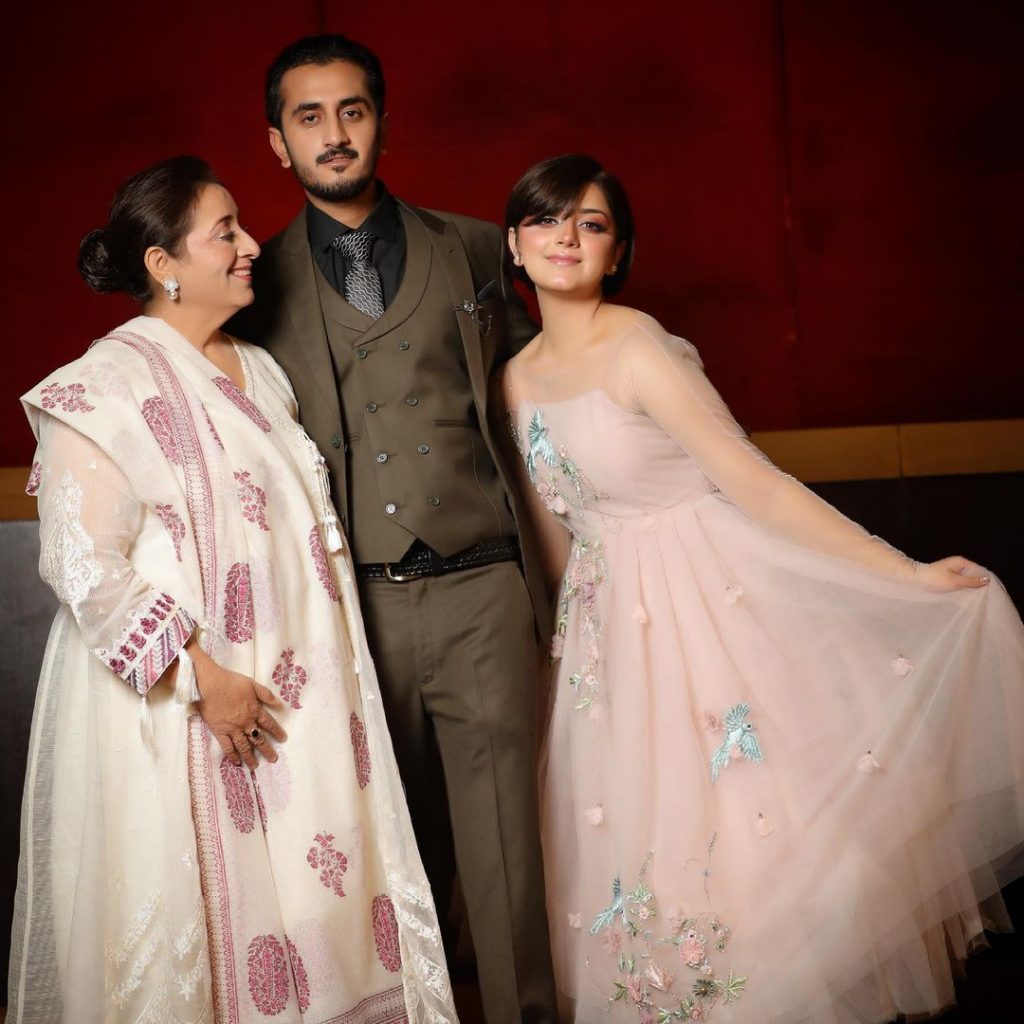 Beautiful Family Portraits Of Alizeh Shah From Hum Style Awards