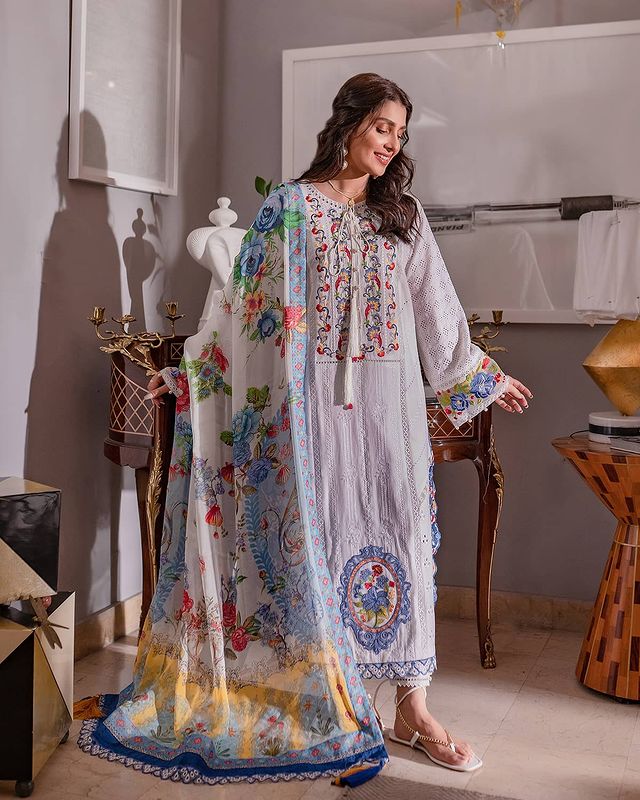 Ayeza Khan Looks Enchanting In Shoot For Ammara Khan Atelier