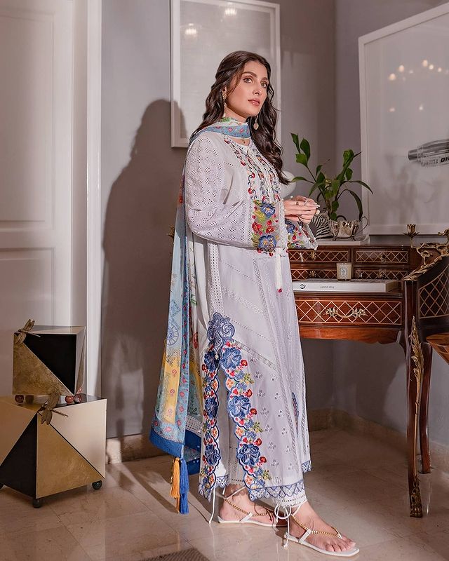 Ayeza Khan Looks Enchanting In Shoot For Ammara Khan Atelier