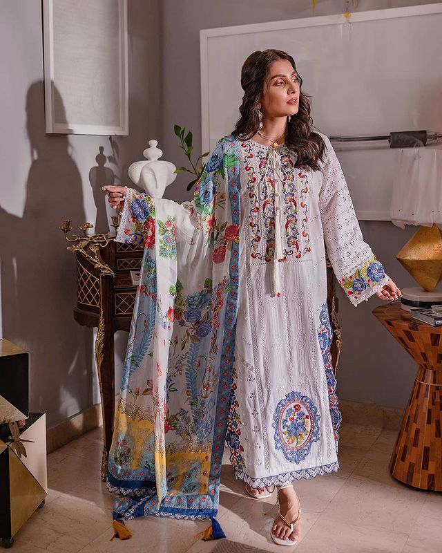 Ayeza Khan Looks Enchanting In Shoot For Ammara Khan Atelier