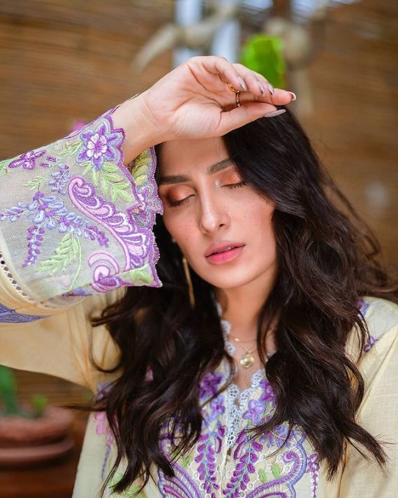 Ayeza Khan Looks Enchanting In Shoot For Ammara Khan Atelier | Reviewit.pk