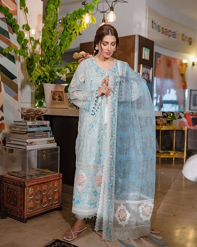 Ayeza Khan Looks Enchanting In Shoot For Ammara Khan Atelier