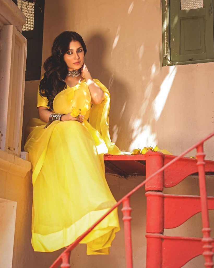 Ayeza Khan Recreates Celebrities' Famous Looks For Laapata