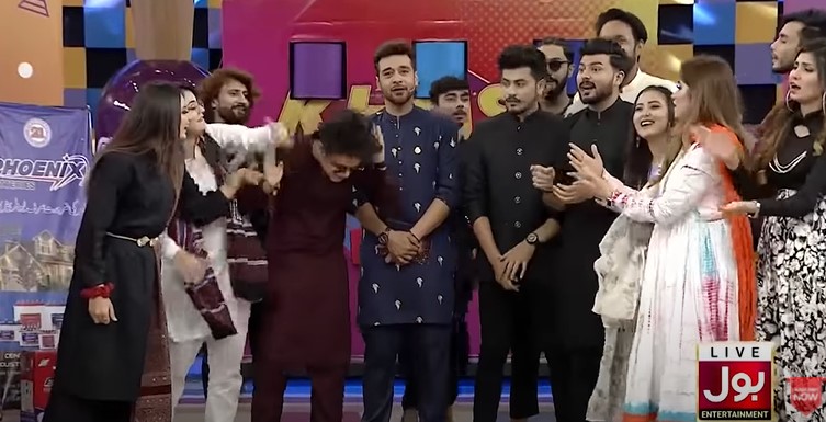 Faysal Qureshi Got Extremely Angry on Tik Tokers in a Live Show