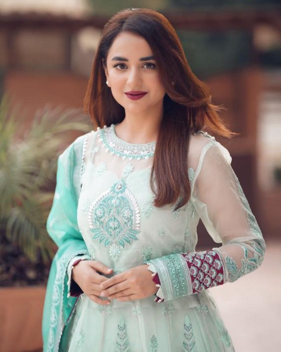 Latest Beguiling Pictures Of Yumna Zaidi | Reviewit.pk