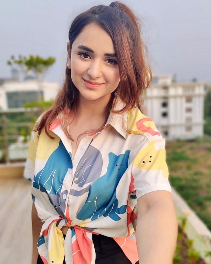 Latest Beguiling Pictures Of Yumna Zaidi | Reviewit.pk