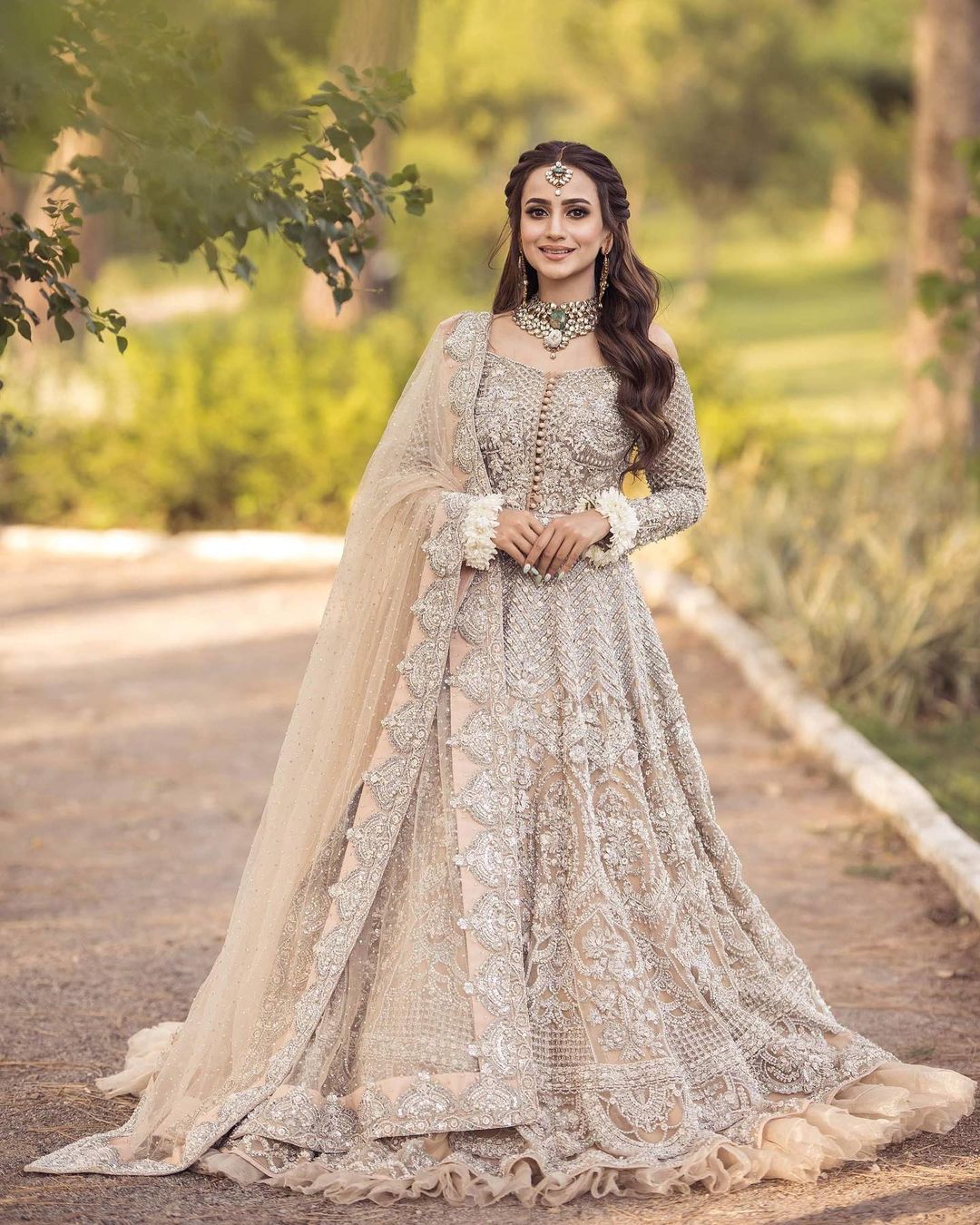 Zarnish Khan Flaunts Elegance In Her Latest Bridal Shoot | Reviewit.pk