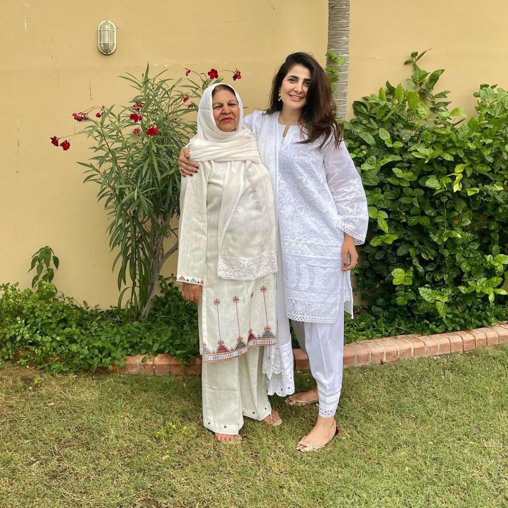 Areeba Habib Recent Beautiful Pictures With Her Mother