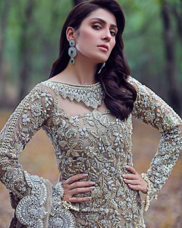 Ayeza Khan Makes A Style Statement In Her Latest Shoot | Reviewit.pk