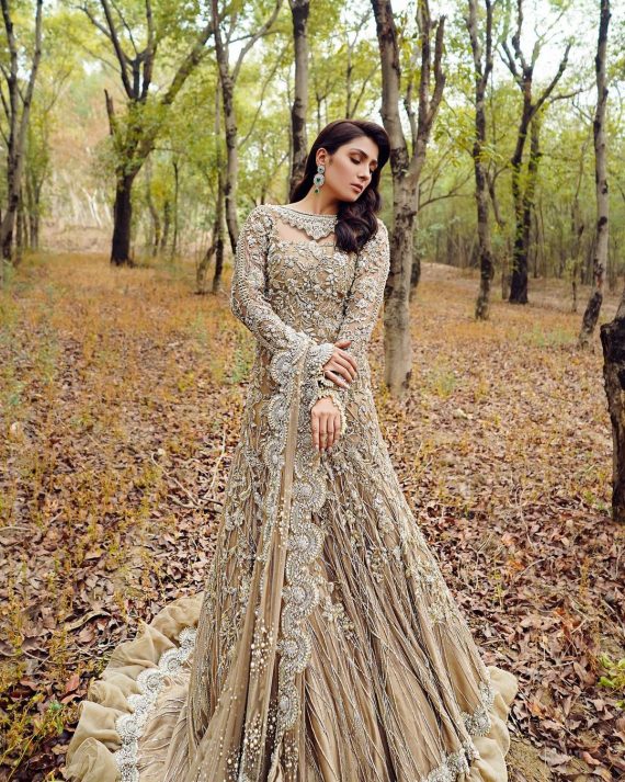 Ayeza Khan Makes A Style Statement In Her Latest Shoot | Reviewit.pk