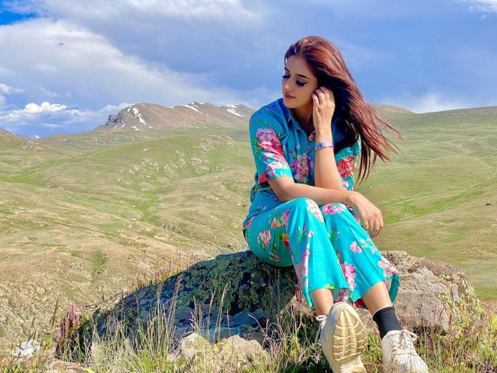 Jannat Mirza And Alishbah Anjum Beautiful Pictures From Northern Areas