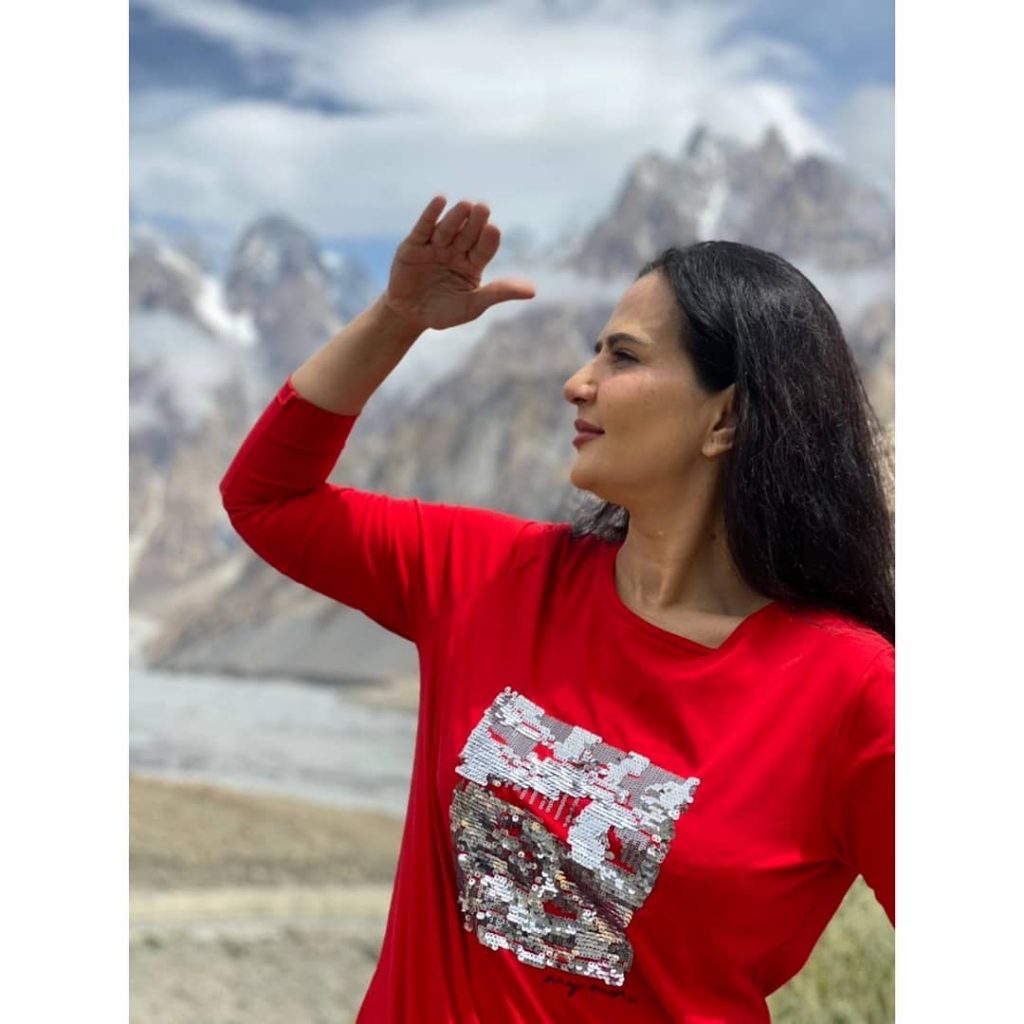 Actress Munazzah Arif Enjoying The Beauty Of Nature In Northern Areas Of Pakistan