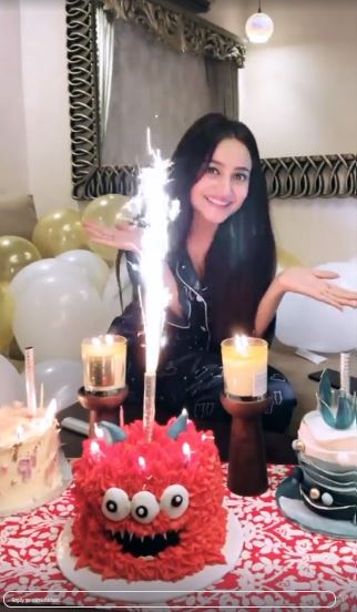Actress Zarnish Khan Celebrates Her Midnight Birthday