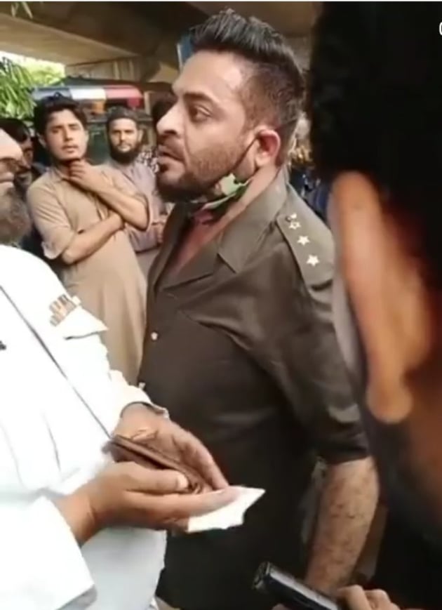 Aamir Liaquat Got Furious On A Traffic Constable And Public Is Amused